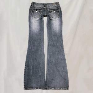 Kollar om någon är intresserad i mina Jane Norman jeans. Som är väldigt slitna vid fötterna nu för dom är använda. Bra längd på mig som är 170. (Ej mina bilder) dom har nå små hål där man ska ha skärp men de syns ej. Innerben:88, midja:79, 