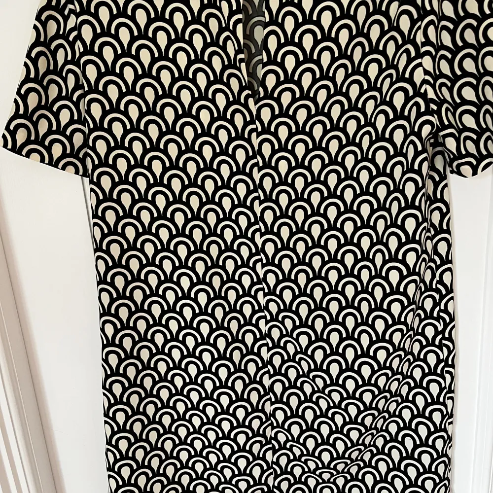  En  svart och vit kort klänning. Använd några ggr, inga anmärkningar 🌸märke: Zara 🌸storlek: M 🌸material: har tyvärr klippt bort lappen men gissar på polyester . Klänningar.
