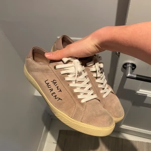 Saint Laurent skor - Använda men Väldigt fina, om man vill ha dem ännu finare skulle jag tror att man kan rucka upp mockan på tårna. slitning på sulan. Färgen är beige o lite inslag av rose:) medföljer bara dustbag. 2500kr är priset, take it or leave it!