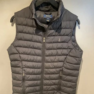 Ralph lauren väst - Tja! Säljer nu denna svarta Ralph lauren västen i riktigt grymt skick! Den är i storlek 14-16 år i barn men jag skulle säga att den sitter som stl s vuxen. Modellen på bilden är 174 cm och väger 65 kg. Äkta givetvis, nypris ligger runt 2000.