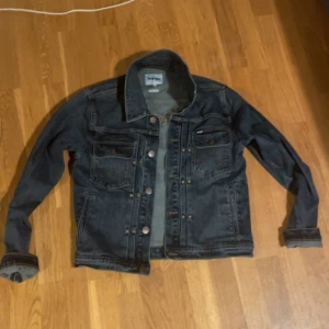 Wrangler jacka - Wrangler jacka storlek L men passar som M. Priset kan diskuteras 