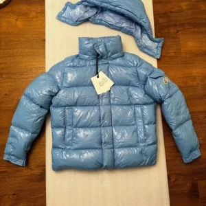 Moncler maya 70 limited edition. - Hej säljer min Moncler maya 70th anaversery special edition. Jackan är väldigt sällsynt och går för cirka 30 tusen på stockX och andra hemsidor! Inköpt från NK kvitto finns självklart. Skick är 8/10 sparsamt förvarad!
