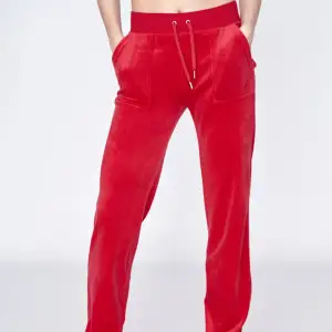 Säljer ett par röda juicy byxor har knappt haft på mig dom ( inte min stil) priset kan diskuteras kan skicka flera bilder vid intresse!!