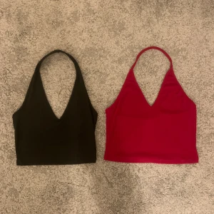 Halterneck toppar - Säljer två linnen i storlek xs. Som man kan se i bild två är dom båda i ribbat tyg. Säljer då dom inte kommit till andvändning. 35 kr styck eller 55 kr tillsammans☺️