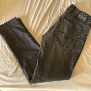 Replay anbass - Replay anbass jeans i nytt skick (använda en gång). Skriv för fler frågor samt funderingar. Priset kan alltid diskuteras!