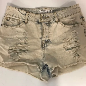 Jeans shorts  - Ljusa jeans shorts storlek S 