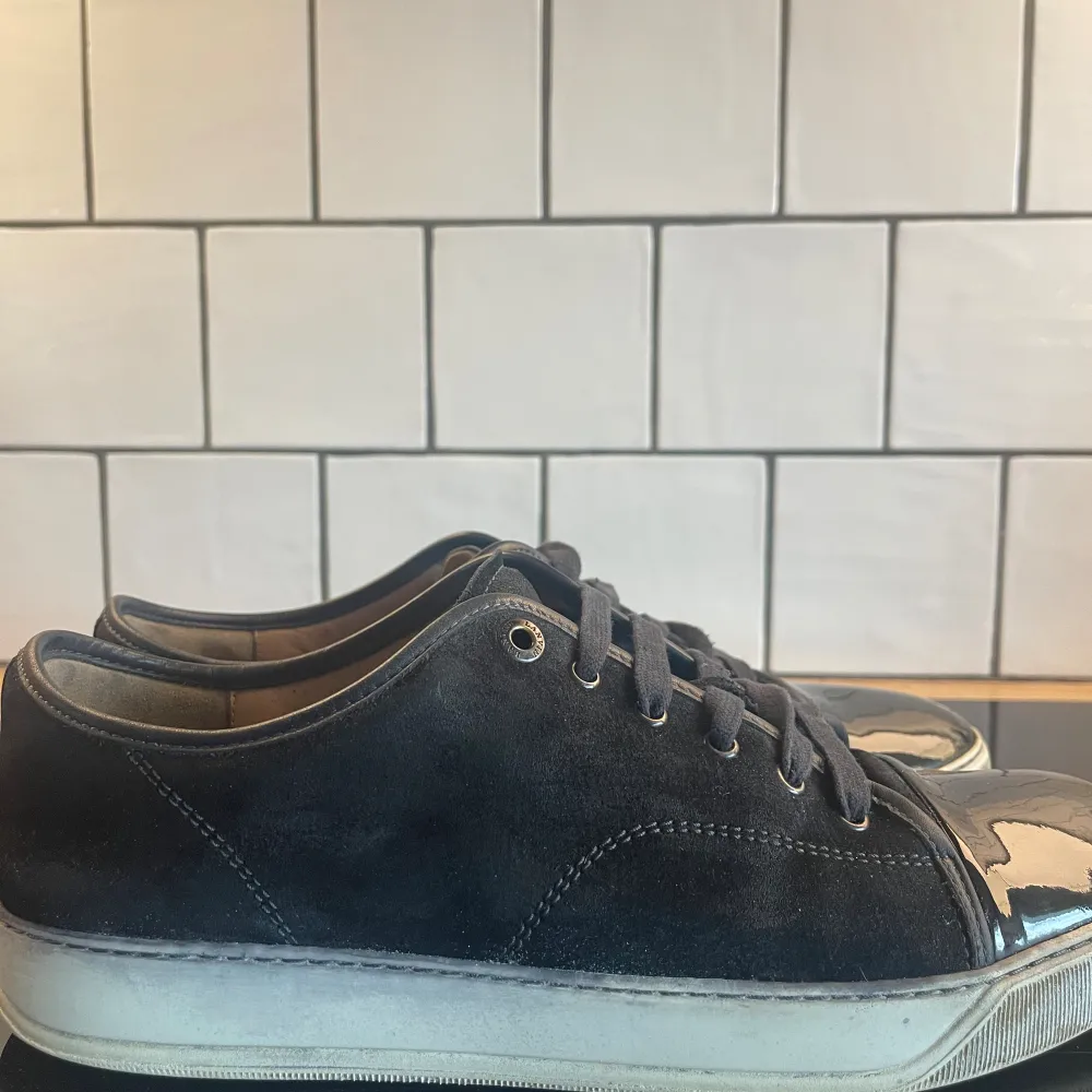 Ett par stilrena svarta Lanvins till salu. Storlek UK 10 vilket motsvarar EU 44/45. Skorna är i bra skick, 8/10. Enbart skorna medföljer i köpet. Priset är inte hugget i sten! Mvh. Skor.