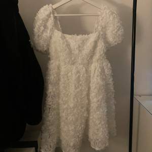 Super fin vit klänning, enbart testad  och alla prislappar är kvar! Klänningen är köpt från Califonien och original priset är 1400 kr!🤍🤍🤍 