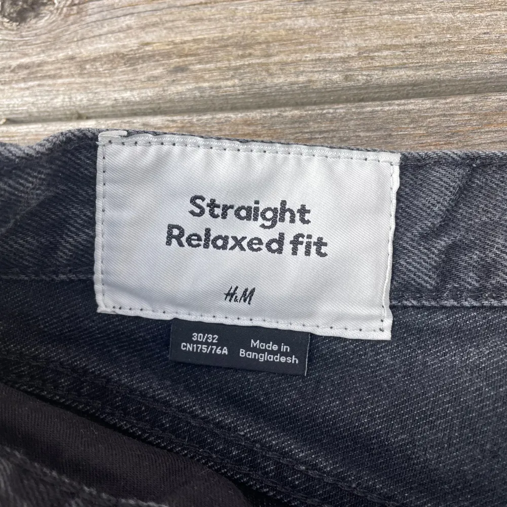 Säljer ett par svarta Relaxed Straight Fit Jeans från HM, använda en del men fortfarande i bra skick, skulle säga 6/10. Nypris 450kr!! Säljer dem då jag växt ur dem. Ena knät är lite slitet, men det syns knappt när man har dem på. Skriv vid Frågor!!!. Jeans & Byxor.