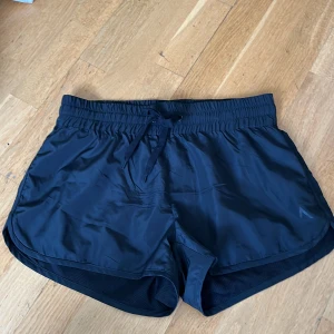 Badshorts helt nya - Aldrig använda svarta korta shorts i polyester