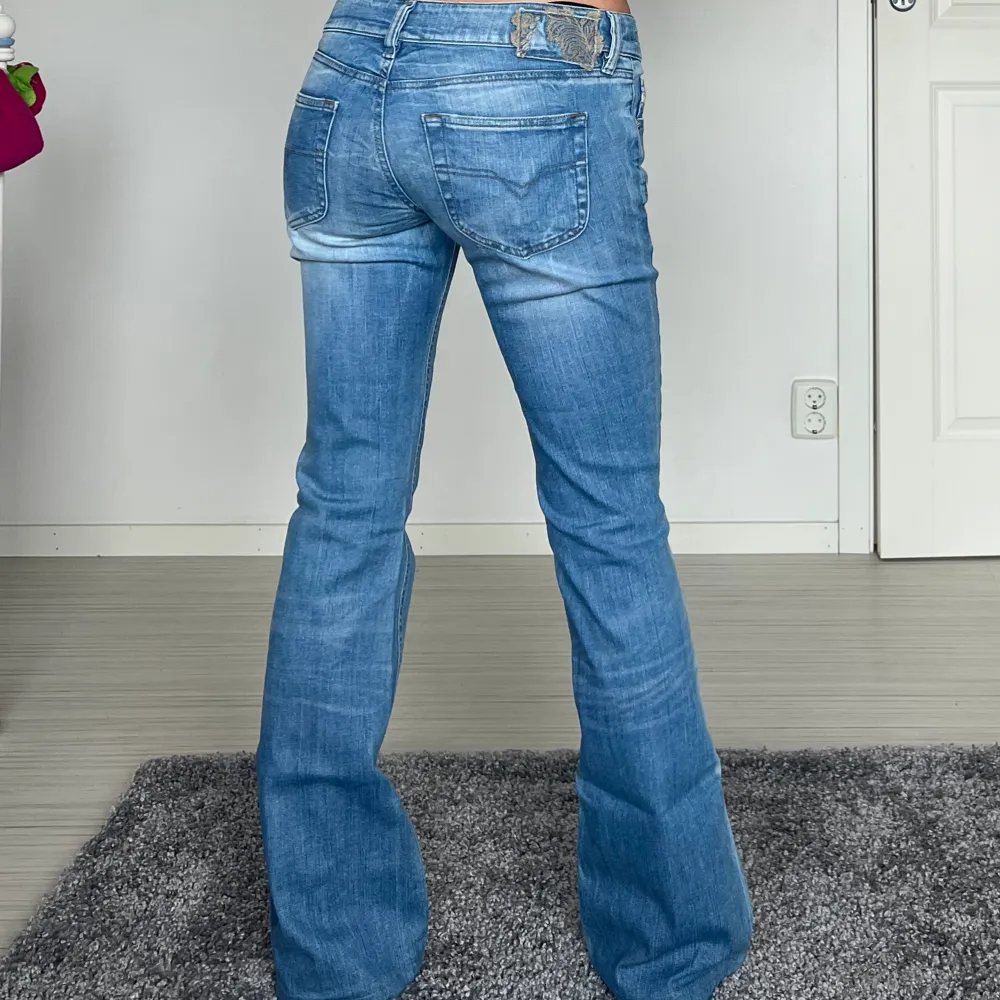 midjemått: 37cm rakt över, innerbenslängd: 80cm 💗 . Jeans & Byxor.