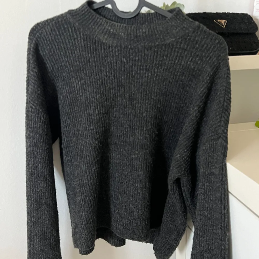 Super söt stickad grå tröja 🩷 lite kort i längden, sitter bra i armarna. Säljer då den inte används 🩷. Stickat.