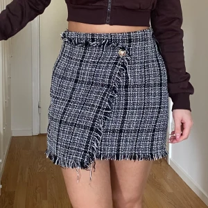 Kjolar  - Första kjolen i S - 100kr Andra kjolen xs - 50kr Tredje kjolen i xs - 50kr Fjärde kjolen i strl 34 - 70kr