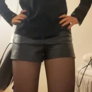 Skinn shorts zara - Säljer dessa populära shorts från zara. Använda max 5 gånger och är i mycket bra skick.💞