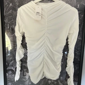 Vit tröja - Säljer denna snygga tröja från missäy, helt oanvänd med lapparna kvar på. Köpt för 229, säljer för 180