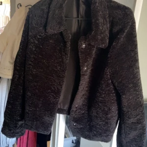 Söt jacka - En söt jacka i fluffigt material från hm, storlek s