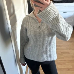 Stickad tröja - Använd ett fåtal gånger. Den är i storlek XS och köpt från Zalando, märket är Pull & Bear. Nypris 399 kr. Kom privat vid frågor och intresse💓💓