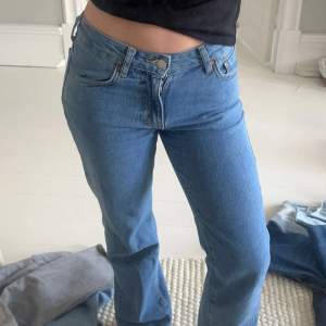 Mörkblå Lågmidjade jeans  Storlek är 24x32 men är uppsydda att passa en som är 160 i längd!