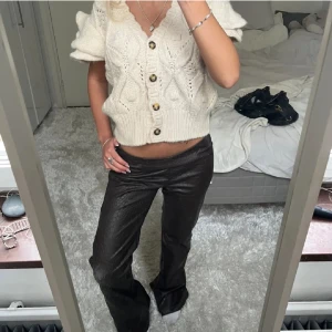 Bruna skinnbyxor - Säljer vidare dessa byxor då de tyvärr inte passade mig 🤎 Lånad bild