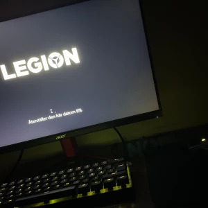 240hz Acer 24,5” 1 ms monitor - Säljer denna skärmen då jag har sålt min dator och har ingen användning av den längre. Köpt för 3 399, använd ett par måndader så den fungerar som en ny, då de flesta skärmarna fungerar på detta sätt. Finns i Uddevalla för att mötas upp, endast swish