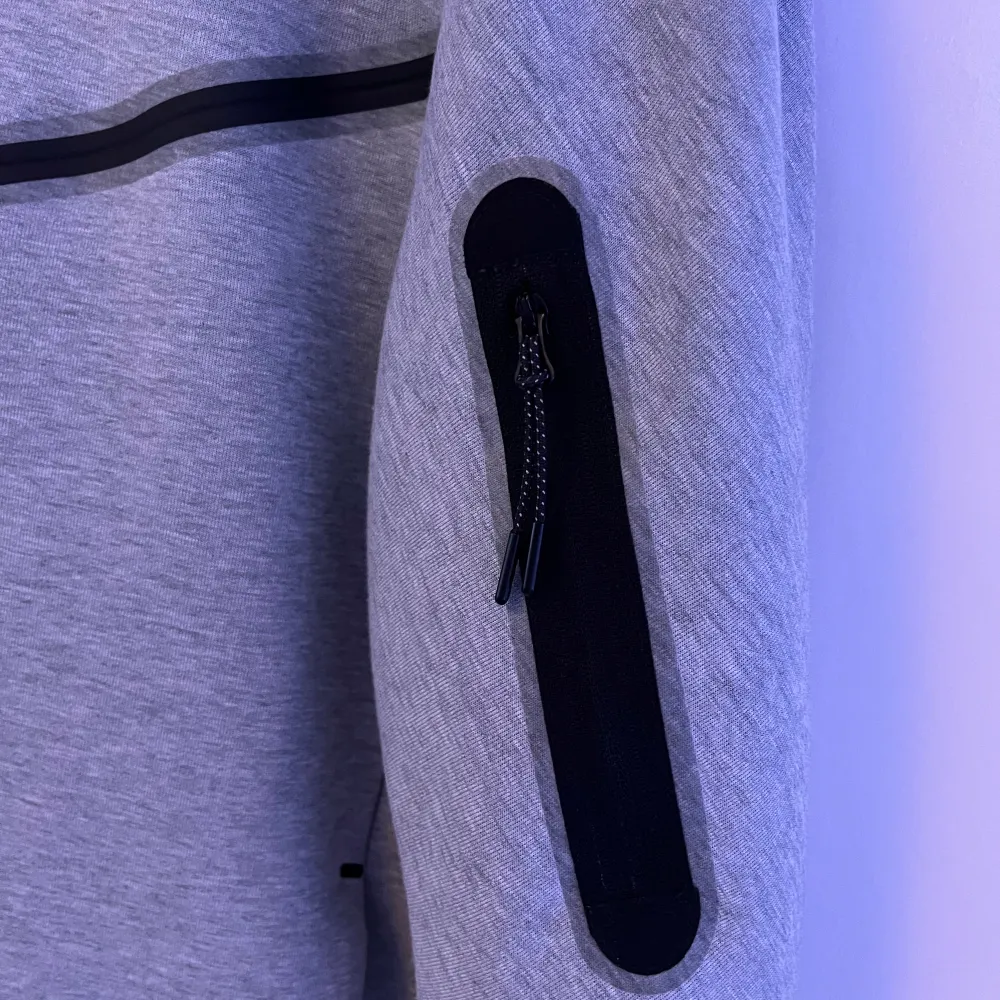 Nike Tech Fleece tröja i storlek M, säljs då den inte används längre. Tröjan har använts en del men är fortfarande i bra skick.. Hoodies.