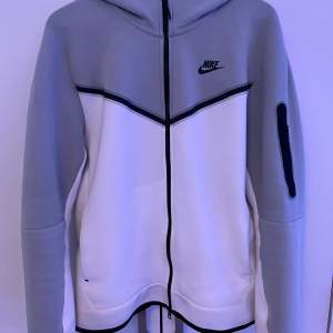 Nike Tech Fleece tröja i storlek M i bra skick. Säljs då den inte används längre.