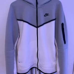 Nike Tech Fleece Grå/Vit - Nike Tech Fleece tröja i storlek M i bra skick. Säljs då den inte används längre.