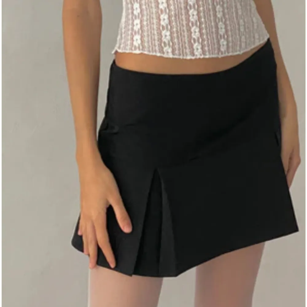 Jättefin svart kortkjol ”Istaka Mini Skirt In Black Tailoring” från Motel Rocks! Helt oanvänd, säljer pga fel storlek (har 36/38- men passar bra om man viker ner kanten som på bilden), ursprungspris 42€. ❣️kan mötas upp på Södermalm! . Kjolar.