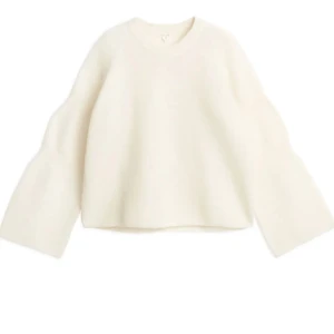 Arket stickad - Vit alpacka ull tröja från arket med lite volang antog arm!! Krumt lite i tvätten så sitter som en S/XS. Ny pris 990kr, finns tecken på användning, inga fläckar 