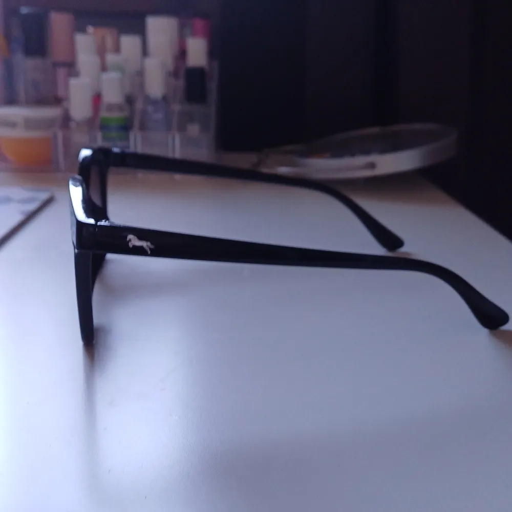 Säljer dessa svarta solglasögon för 15 kr ink frakt aldrig använda 🥰. Accessoarer.