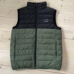 Quiksilver väst - Quiksilver väst som passar perfekt för mig som är 165cm lång. Västen är i nuskick och använd ett fåtal gånger.