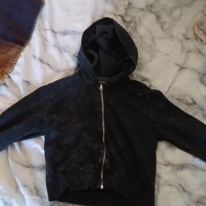 Kofta - Säljer denna kofta värd 199 kr men säljer för 99 kr ink frakt  🥰I storlek 158/164 😚Aldrig använd bara provad :)