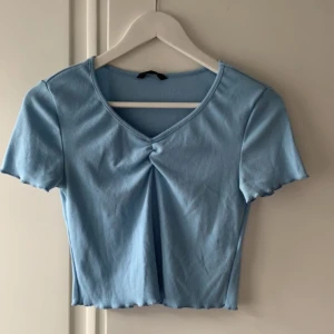 Blå Topp! - Superfin blå topp, endast använd 2-3 gånger! Perfekt nu till våren och sommaren! 😊💫