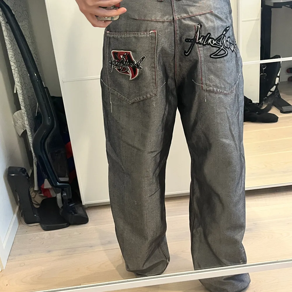 Jätte coola metalliska baggy jeans i väldigt bra skick. Dom är baggy på mig som har str 36 i byxor och behöver ha på mig bälte . Skriv vid intresse. Midja rakt över : 45cm  Innerbens längd: 73cm Yttre ben : 108cm. Jeans & Byxor.