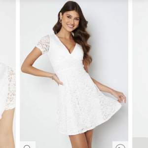 Säljer denna vita fina klänning från bubbleroom, helt ny med lappen kvar då det endas var min reserv klänning till studenten. Nypris 699. Fler bilder kan skickas om de önskas🤍 Köparen står för eventuell frakt🤍