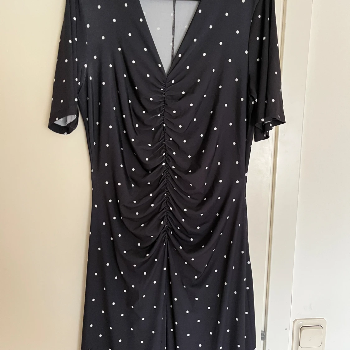 Prickig halvlång klänning