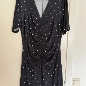 Prickig halvlång klänning - Helt oanvänd men säljer då jag inte hann skicka tillbaka den! Superfin och skönt material