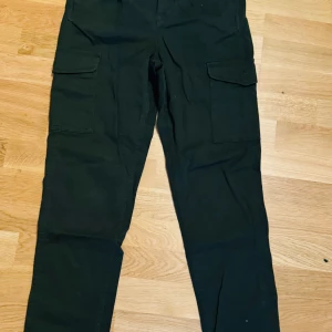 Mörkblå cargo byxor - Två stycken mörkblåa cargo byxor. Riktigt bra skick använt en gång. Köpt för 450 kr styck säljer för 300 kr styck eller båda för 500 kr För mer information och bilder kontakta mig. 
