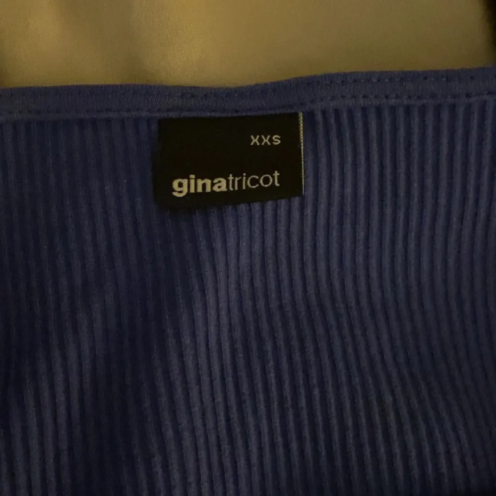 Jättefin blå tröja från Gina! Säljer pågrund av att jag inte använder den. Använd men i mycket bra skick!💗. Tröjor & Koftor.