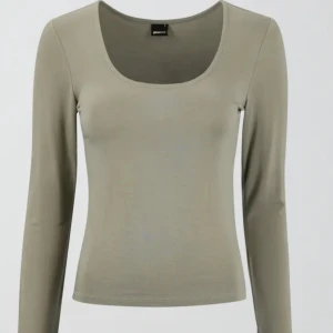 soft touch M - säljer slutsålda gina tröjan, storlek M. som ny, använd bara två gånger. 