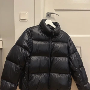 Uniqlo jacka  - Marinblå uniqlo jacka i väldigt bra skick 😇💞