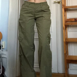 bdg cargobyxor - från urban outfitters i modellen y2k cargo! finns ett hål på bakre lår, bild 5, men som troligen går att laga enkelt! annars i jättebra skick