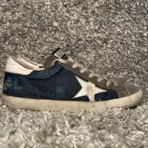 Hej! Säljer nu dessa stilrena och snygga skor från golden goose!🎉Skick: använda men beat design  .Retailpris: Ca 5500kr. Köp för endast:2699kr!😃 Vid frågor eller funderingar är det bara att höra av dig. Priset går att diskutera!💸