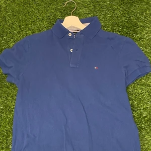 Piké tröja Tommy  - Jätte jätte fin piké tröja från Tommy. Säljer då den är för stor, storlek m pris kan diskutera vid riktigt snabb affär. 