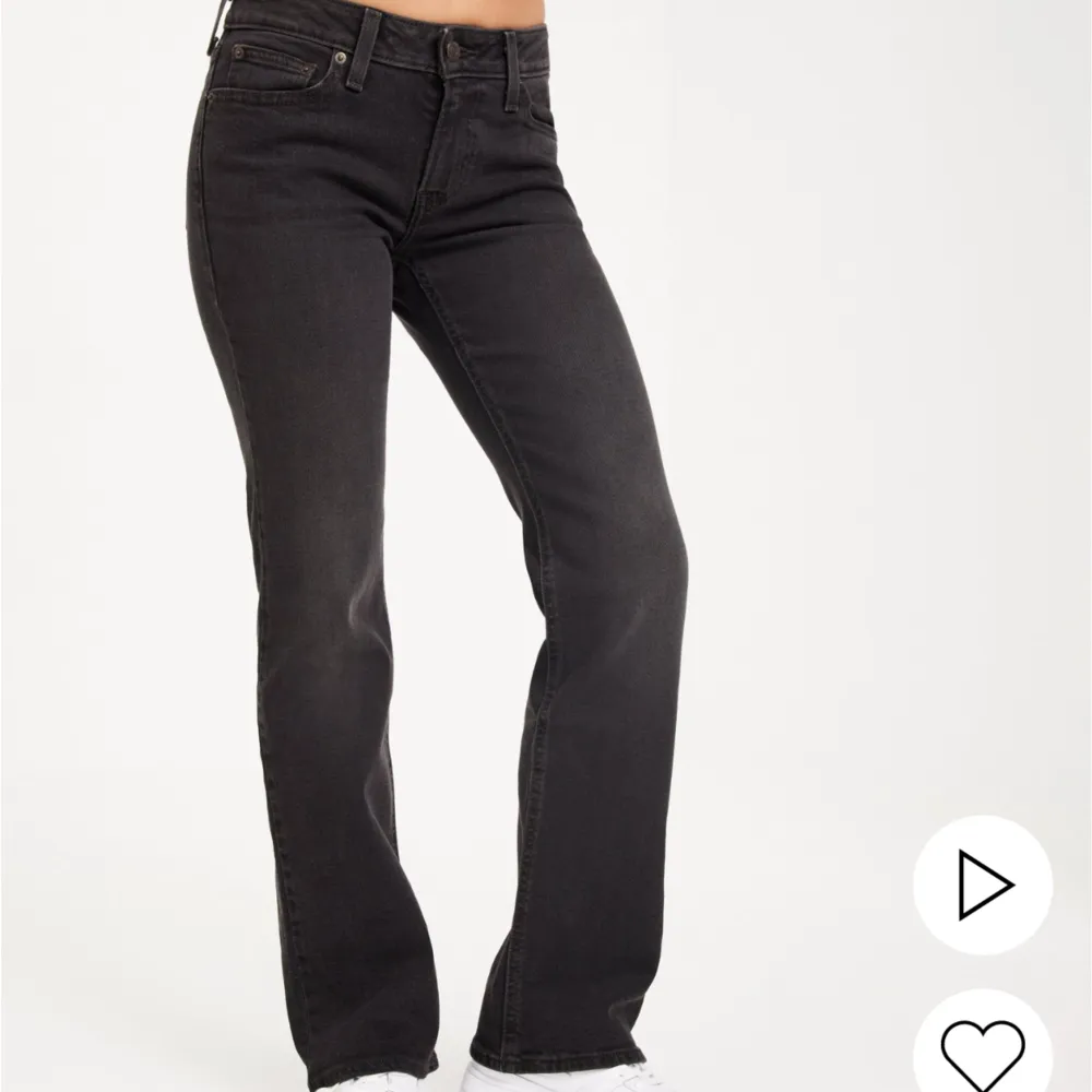 Snygga Levis jeans använda 1 gång, 400kr☺️. Jeans & Byxor.
