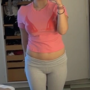 Topp med tryck  - En super söt topp med tryck över brösten. Nästan aldrig använd. Tagit bilder från en video haul. 