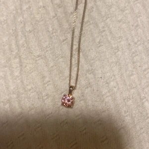 Halsband - Jätte gulligt halsband från guldfynd. Bra skick! Nypris 350kr🥰