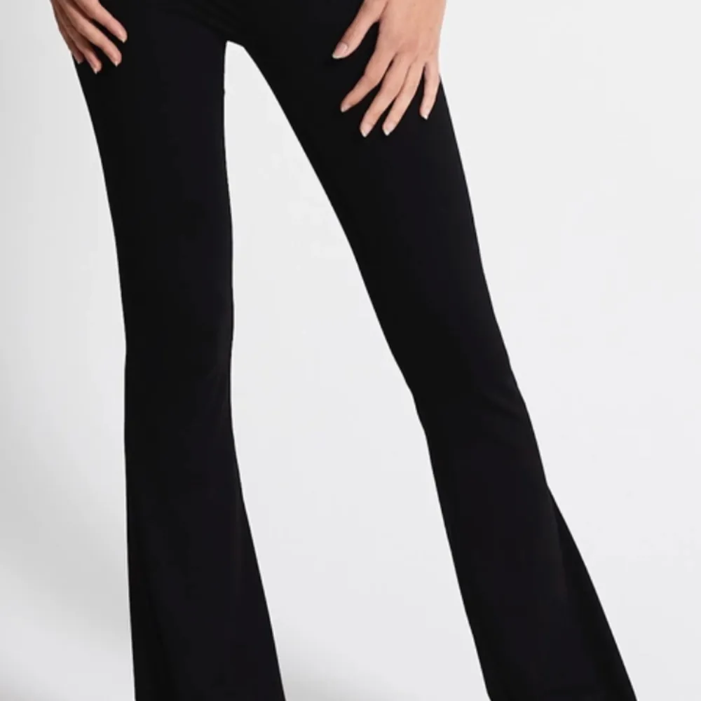 Yoga pants i svart, säljer på grund av att jag har två par! Pris kan diskuteras vid snabbt köp! Tryck gärna på köp nu 💕. Jeans & Byxor.