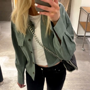 Grön jacka - Grön vårjacka från vero Moda som inte kommer till användning🤍 st M men passar mig bra som vanligtvis har Xs/s