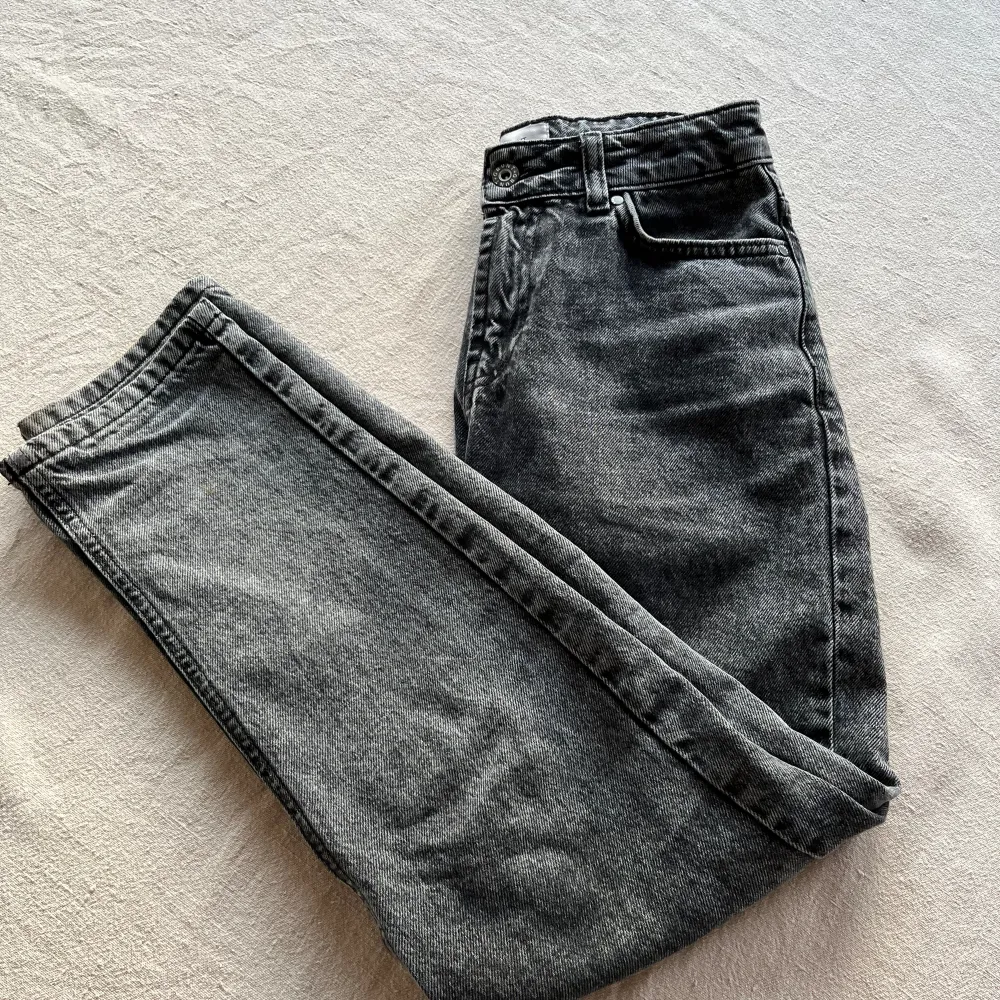 Ett par gråa jeans ifrån märket GRUNT i mycket gott skick då de bara är använda ett fåtal gånger. Byxorna är i storlek 25.. Jeans & Byxor.